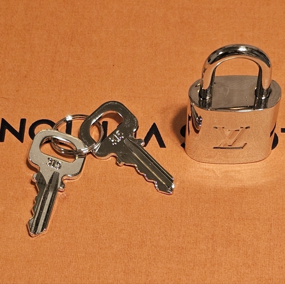 Louis Vuitton Rare Silver Lock & Keys & Box - Picture 8 of 8